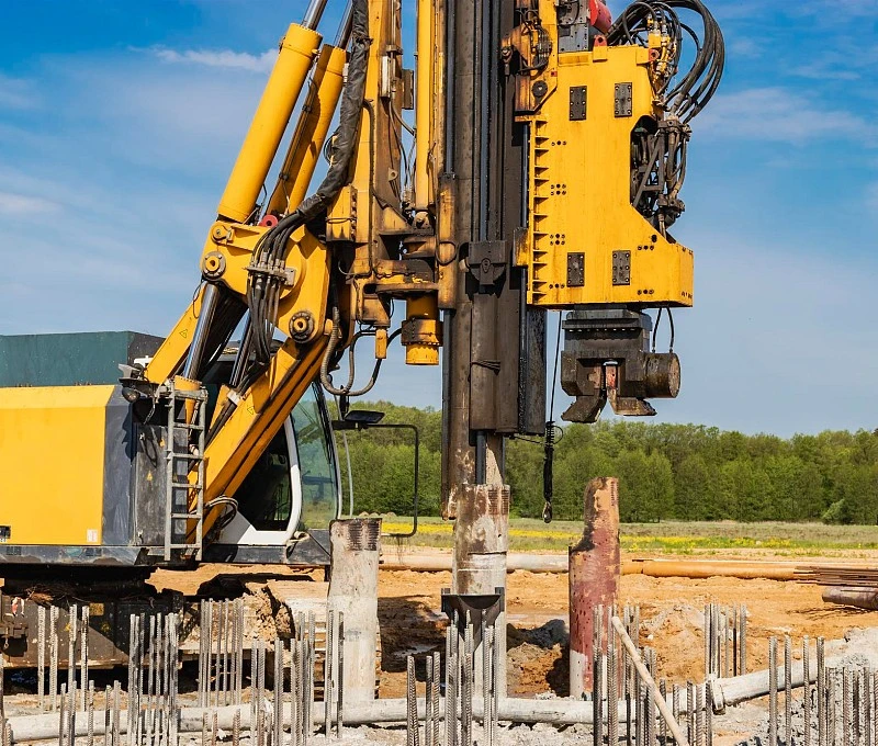 Hincado de postes para estructuras fotovoltaicas